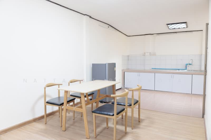 undefined, Bangkok, Samsen Nok, Huai Khwang, Bangkok, 4 Bedrooms, 220 sqm, Townhouse For Sale, by Nattapat Reunyota, 500401093 - DDproperty.com