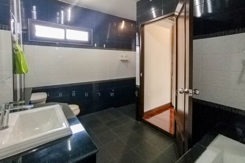 Lanna Montra, Chiang Mai, Nong Kwai, Hang Dong, Chiang Mai, 3 Bedrooms, 220 sqm, Single Detached House For Sale, by Elijah Ridgley, 500401199 - DDproperty.com