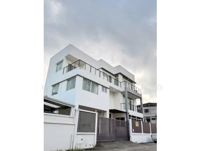 ขาย - ให้เช่าหรือขาย บ้านเดี่ยว 3 ชั้น หลังใหญ่ ใจกลางพระราม 9 (SPSMG38), กรุงเทพ