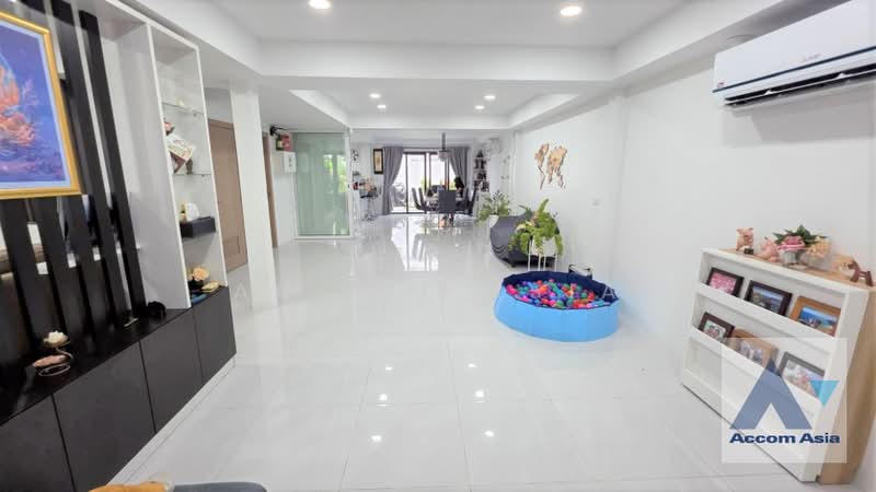 Bright Modern Family House with Private Garden & Balcony in Sukhumvit (AA45804), Bangkok, Khlong Tan Nua, Watthana, Bangkok, 3 Bedrooms, 200 sqm, Single Detached House For Sale, by Accom Asia, 500401765 - DDproperty.com