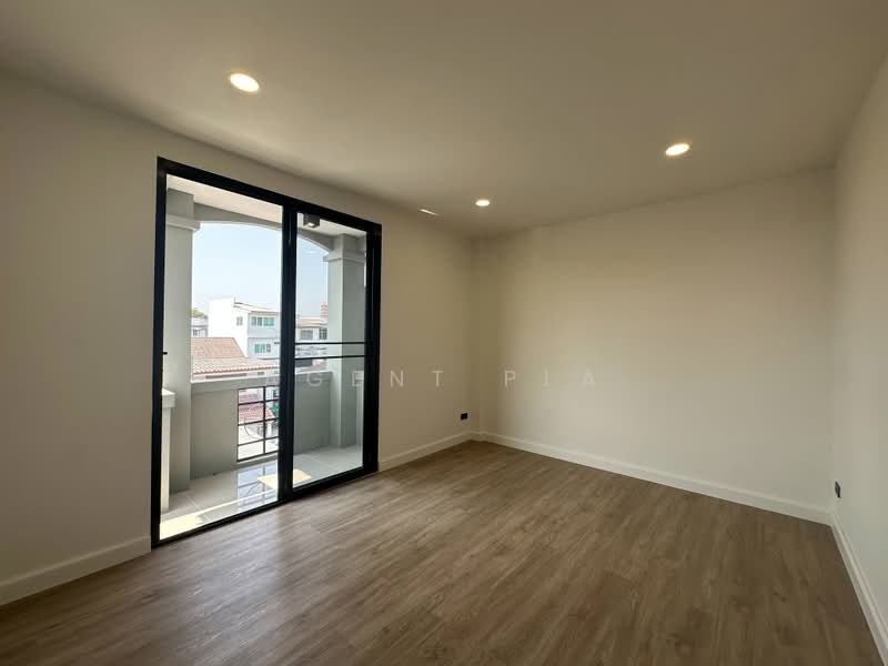 Townhouse for rent in Ladprao, Chokchai 4 area, near Chokchai 4 Yellow Line BTS station (SPSAD4069), Bangkok, Lat Phrao, Bangkok, 3 Bedrooms, 200 sqm, Townhouse For Rent, by Agent Pla, 500403733 - DDproperty.com