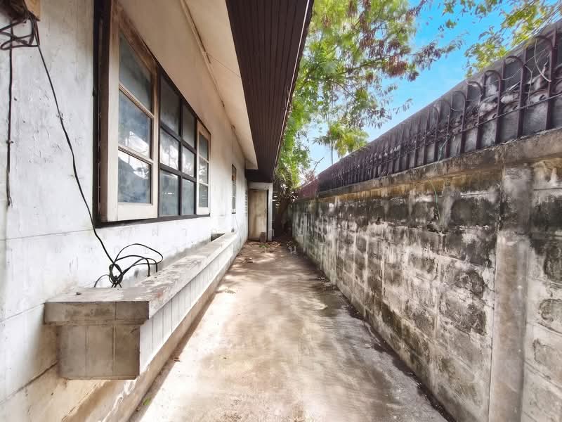 ทุนไปรีโนเวท หลุดมาหลังเดียว! บ้านเดี่ยวทำเลร่มเกล้า แค่ 1.99 ล้าน หมู่บ้านร่มสุขวิลเลจ 4 ขายตามสภาพ, Bangkok, ร่มเกล้า, Khlong Sam Prawet, Lat Krabang, Bangkok, 2 Bedrooms, 120 sqm, Single Detached House For Sale, by ฝากขายบ้าน ฝากขายบ้านมือสอง ฝากขายอสัง Realty HuB, 500404229 - DDproperty.com