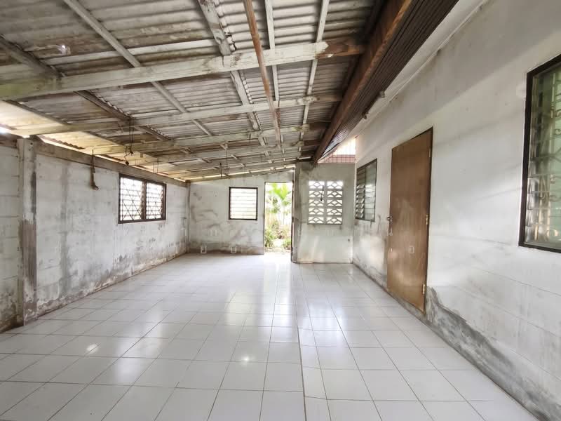ทุนไปรีโนเวท หลุดมาหลังเดียว! บ้านเดี่ยวทำเลร่มเกล้า แค่ 1.99 ล้าน หมู่บ้านร่มสุขวิลเลจ 4 ขายตามสภาพ, Bangkok, ร่มเกล้า, Khlong Sam Prawet, Lat Krabang, Bangkok, 2 Bedrooms, 120 sqm, Single Detached House For Sale, by ฝากขายบ้าน ฝากขายบ้านมือสอง ฝากขายอสัง Realty HuB, 500404229 - DDproperty.com
