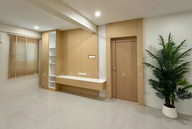3-BR House, Bangkok, Bang Kapi, Huai Khwang, Bangkok, 3 Bedrooms, 300 sqm, Single Detached House For Rent, by Sataporn Jalao, 500404603 - DDproperty.com