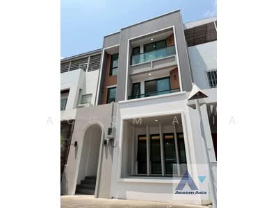 ขาย - Newly renovated 4 Bedrooms Townhouse for Sale in Sukhumvit, Bangkok near BTS Punnawithi, กรุงเทพ