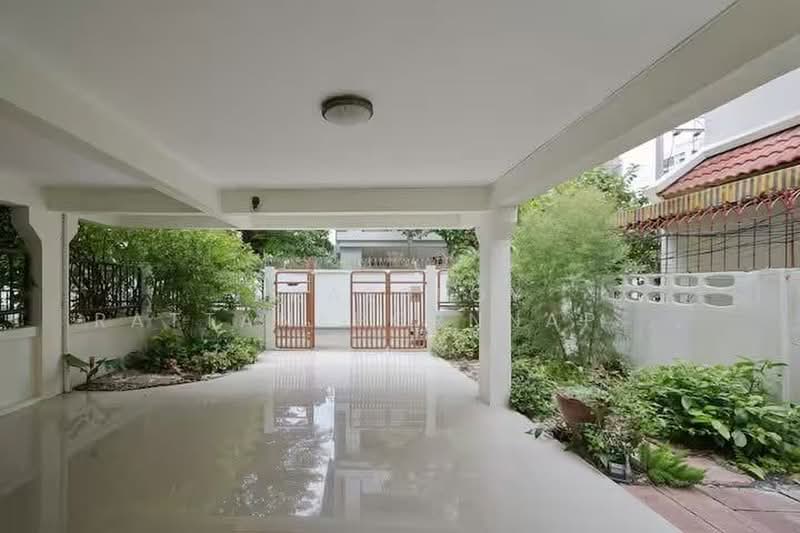 Townhome for rent, detached house style, Bangkok, Khlongtoei Nua, Watthana, Bangkok, 5 Bedrooms, 380 sqm, Single Detached House For Rent, by Praeploy Rattanapornnapapatch, 500405406 - DDproperty.com
