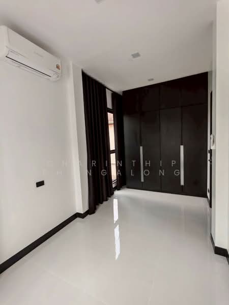 For sale/rent: Brand new 3-story detached house with 5 bedrooms at Town in Town, Bangkok, Phlapphla, Wang Thonglang, Bangkok, 5 Bedrooms, 310 sqm, Single Detached House For Rent, by Charinthip Phungalong, 500407090 - DDproperty.com