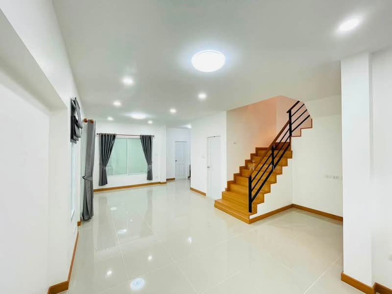ขายบ้านแฝดรีโนเวทใหม่ ม.เมโทรปาร์ค เขาน้ำซับ ม.เกษตร ศรีราชา, Chon Buri (Pattaya), Thung Suk La, Si Racha, Chon Buri (Pattaya), 3 Bedrooms, 120 sqm, Semi-Detached House (Twin House) For Sale, by Dusit Saengfa, 500407130 - DDproperty.com