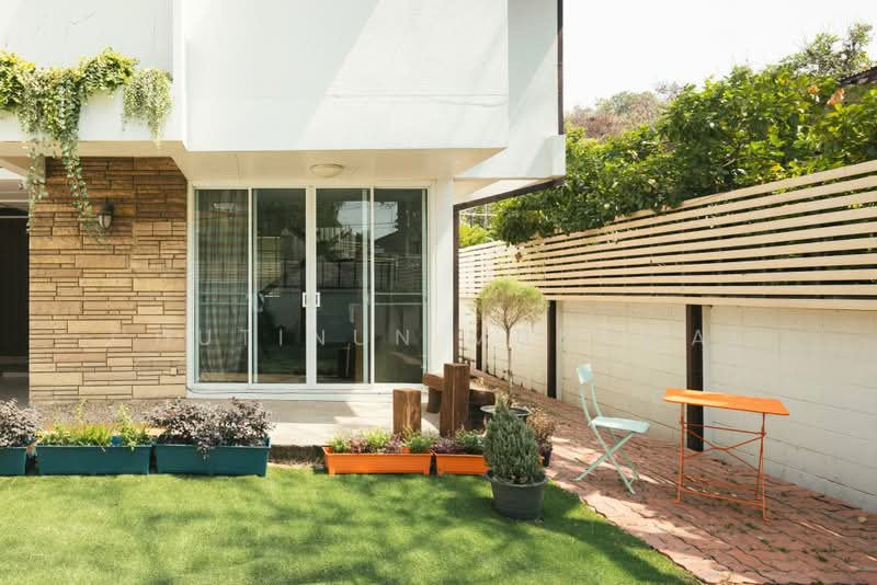 Business Takeover: Fully Renovated 2-Story Mid-Century Detached House in Ekkamai, Bangkok, Khlong Tan Nua, Watthana, Bangkok, , 150 sqm, Retail Space For Sale, by Chutinun Mungmai, 500407519 - DDproperty.com
