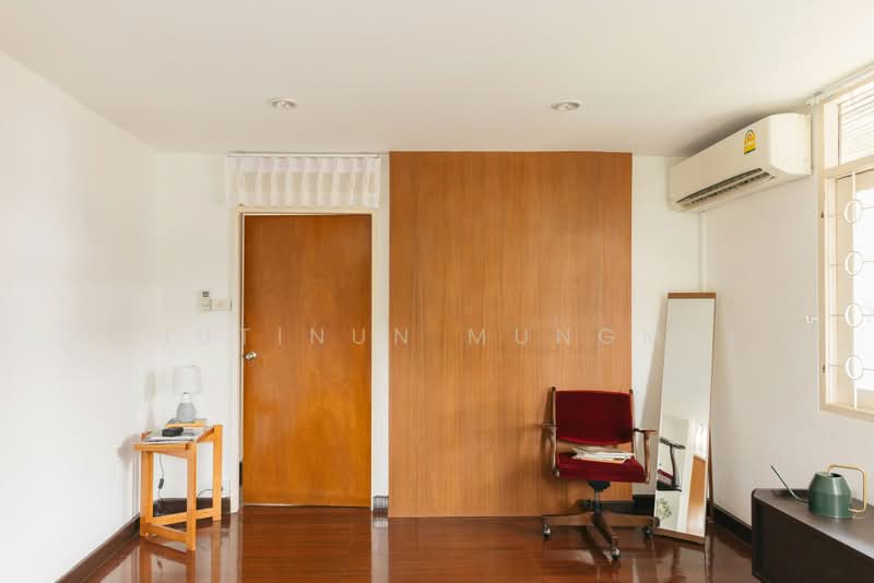 Business Takeover: Fully Renovated 2-Story Mid-Century Detached House in Ekkamai, Bangkok, Khlong Tan Nua, Watthana, Bangkok, , 150 sqm, Retail Space For Sale, by Chutinun Mungmai, 500407519 - DDproperty.com