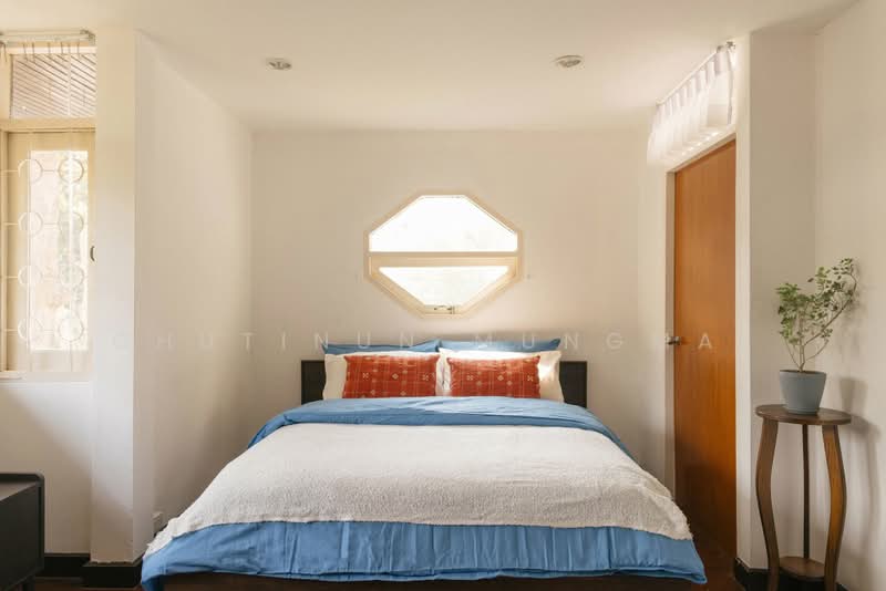 Business Takeover: Fully Renovated 2-Story Mid-Century Detached House in Ekkamai, Bangkok, Khlong Tan Nua, Watthana, Bangkok, , 150 sqm, Retail Space For Sale, by Chutinun Mungmai, 500407519 - DDproperty.com