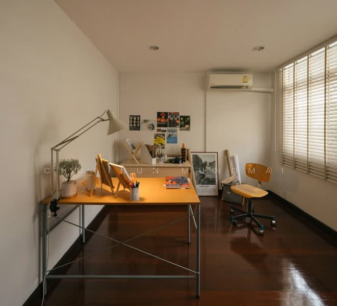 Business Takeover: Fully Renovated 2-Story Mid-Century Detached House in Ekkamai, Bangkok, Khlong Tan Nua, Watthana, Bangkok, , 150 sqm, Retail Space For Sale, by Chutinun Mungmai, 500407519 - DDproperty.com