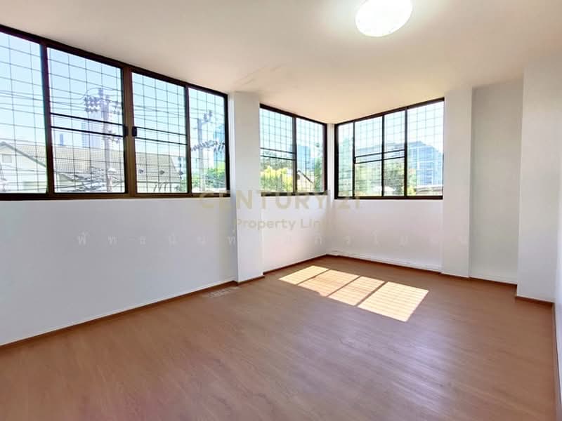 ทาวน์โฮม 4 ชั้น อินทามระ 47 (เชื่อมรัชดา 17), Bangkok, Din Daeng, Bangkok, 5 Bedrooms, 300 sqm, Townhouse For Sale, by Pattanan Apirayothin, 500407742 - DDproperty.com