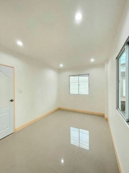 K.C. Cluster Nimitmai, Pathum Thani, 77/1 Village No. 19, Lam Luk Ka, Pathum Thani, 3 Bedrooms, 80 sqm, Townhouse For Sale, by สรภพ ยอดไชย (สีฝุ่น), 500407863 - DDproperty.com