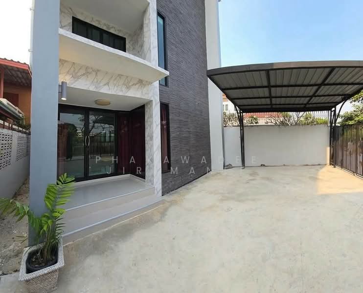 4-BR House, Bangkok, Khlong Kum, Bueng Kum, Bangkok, 4 Bedrooms, 275 sqm, Single Detached House For Sale, by Phakawadee Jiramanee, 500408675 - DDproperty.com