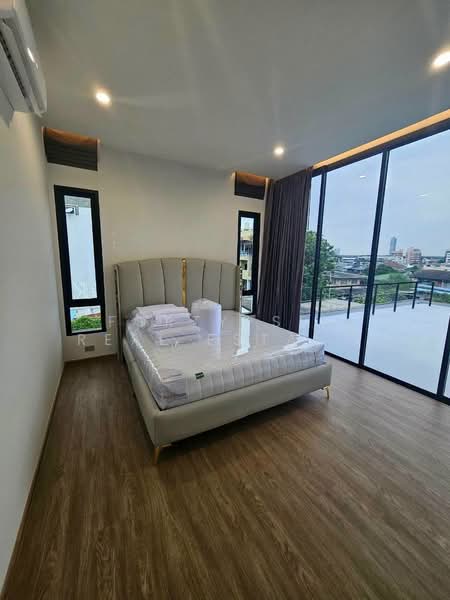 Luxury Pool villa บ้านเดี่ยว 3 ชั้น ทำเลสุขุมวิท 62, Bangkok, สุขุมวิท62, Bang Chak, Phra Khanong, Bangkok, 5 Bedrooms, 700 sqm, Single Detached House For Rent, by Forty-Six Real Estate Group, 500408783 - DDproperty.com