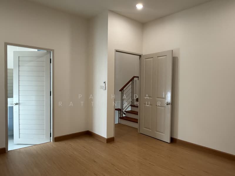 Baan Klang Muang British Town Srinakarin, Samut Prakan, Soi Baan Klang Muang British Town Srinakarin, Bang Kaeo, Bang Plee, Samut Prakan, 3 Bedrooms, 230 sqm, Townhouse For Sale, by Paphada Rattanaburi, 500409244 - DDproperty.com