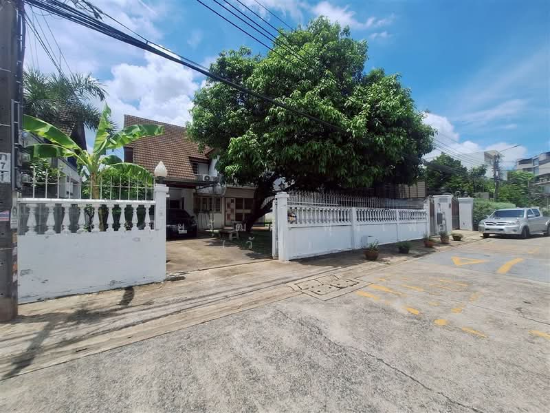 บ้านเดี่ยว 2 ชั้น 105 ตร.ว. บ้านเดี่ยว ใกล้สถานีรถไฟฟ้าปุณณวิถี ถนนสุขุมวิท, Bangkok, ถนนสุขุมวิท, Bang Chak, Phra Khanong, Bangkok, 4 Bedrooms, 420 sqm, Single Detached House For Sale, by คุณ ปิยวัฒน์ ฟุ้งเฟื่อง (วัฒ), 500409439 - DDproperty.com