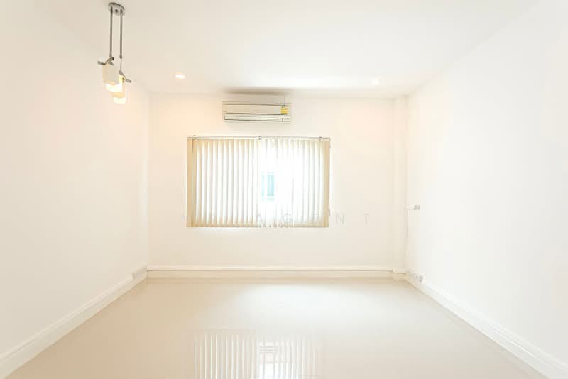 ทาวน์โฮม ลาดพร้าว 110 แยก 4, Bangkok, Wang Thonglang, Bangkok, 4 Bedrooms, 628 sqm, Townhouse For Sale, by NR AGENT, 500409765 - DDproperty.com
