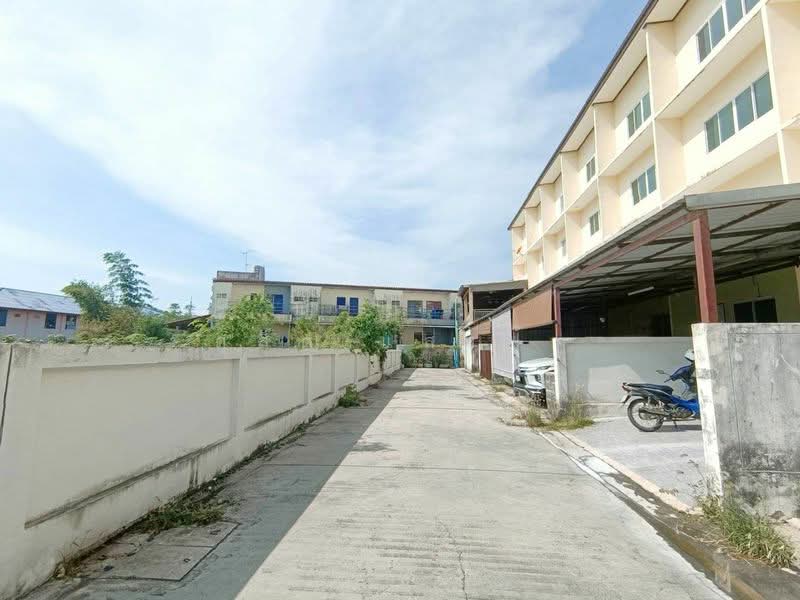 ให้เช่าอาคารพาณิชย์ 3 ชั้น ใกล้โรบินสัน บ่อวิน ศรีราชา, Chon Buri (Pattaya), Bo Win, Si Racha, Chon Buri (Pattaya), , 200 sqm, Shophouse For Rent, by Dusit Saengfa, 500410121 - DDproperty.com