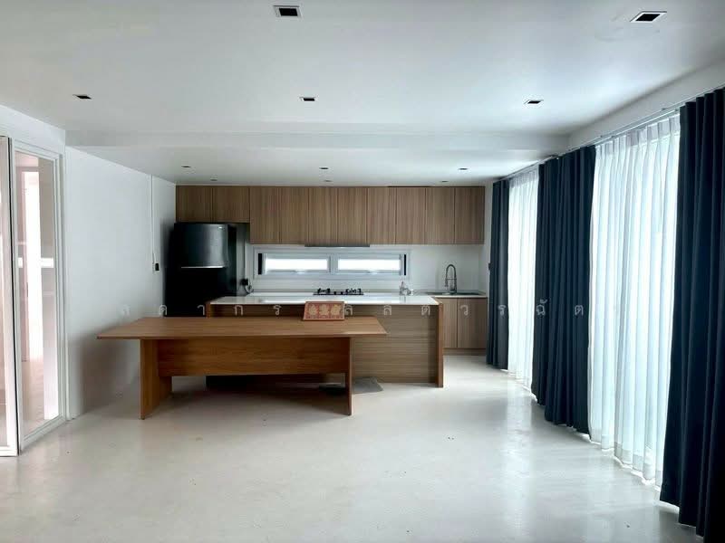 Maroon Ratchada 32, Bangkok, Chan Kasem, Chatuchak, Bangkok, 3 Bedrooms, 180 sqm, Condo For Sale, by ดลดากร ลลิตวรฉัตร, 500410453 - DDproperty.com