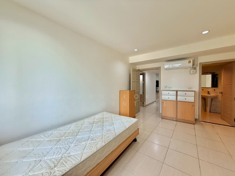 Royal Castle Sukhumvit, Bangkok, 30 Soi Sukhumvit 39, Khlongtoei Nua, Watthana, Bangkok, 3 Bedrooms, 190 sqm, Condo For Rent, by Bangkok Residential, 500410654 - DDproperty.com