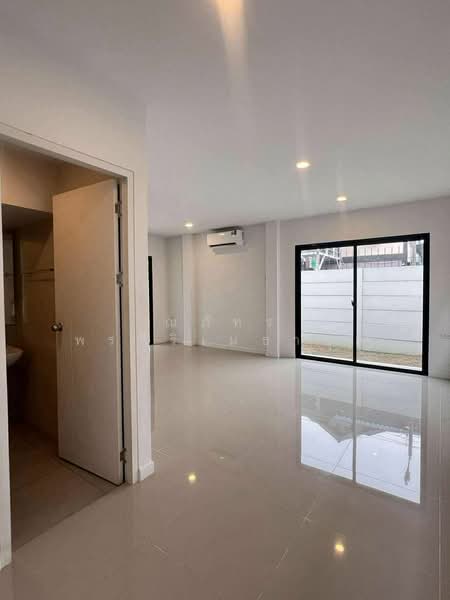 Lumpini Townplace Sukhumvit-Srinakarin, Samut Prakan, Samrong Nua, Muang Samut Prakarn, Samut Prakan, 4 Bedrooms, 116 sqm, Single Detached House For Rent, by ณภัทร พรสิริเมธากุล, 500410717 - DDproperty.com