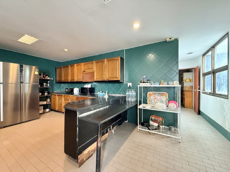 Oriental Towers, Bangkok, 25 Soi Ekkamai 12, Ekkamai Road, Khlong Tan Nua, Watthana, Bangkok, 4 Bedrooms, 475 sqm, Condo For Sale, by Bangkok Residential, 500410761 - DDproperty.com