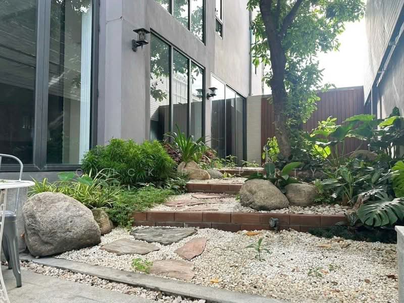 Luxury house with swimming pool, Sukhumvit 71/26, Bangkok, สุขุมวิท 71, Khlong Tan Nua, Watthana, Bangkok, 5 Bedrooms, 700 sqm, Single Detached House For Sale, by Click property, 500410948 - DDproperty.com