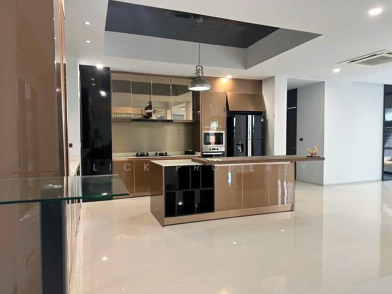 Luxury house with swimming pool, Sukhumvit 71/26, Bangkok, สุขุมวิท 71, Khlong Tan Nua, Watthana, Bangkok, 5 Bedrooms, 700 sqm, Single Detached House For Sale, by Click property, 500410948 - DDproperty.com