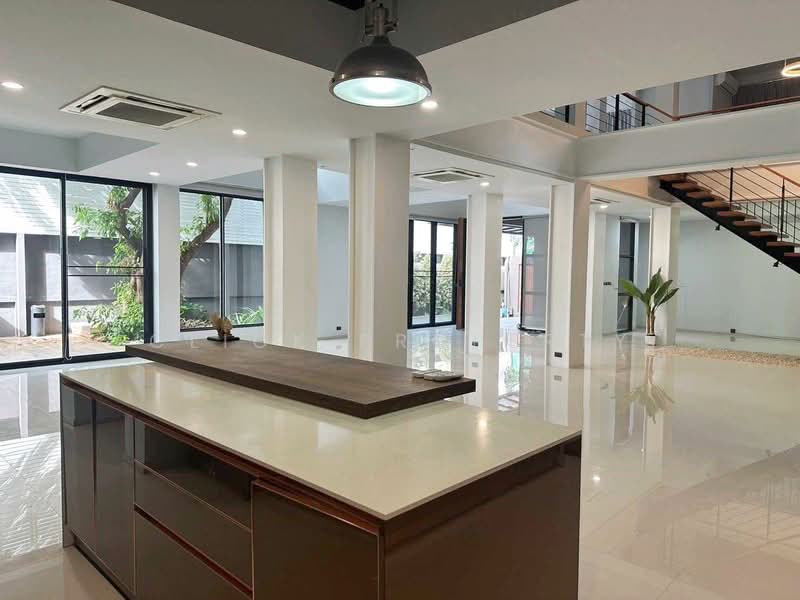 Luxury house with swimming pool, Sukhumvit 71/26, Bangkok, สุขุมวิท 71, Khlong Tan Nua, Watthana, Bangkok, 5 Bedrooms, 700 sqm, Single Detached House For Sale, by Click property, 500410948 - DDproperty.com