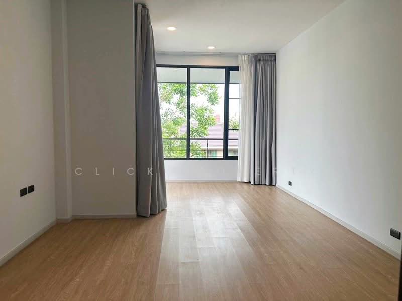 Luxury house with swimming pool, Sukhumvit 71/26, Bangkok, สุขุมวิท 71, Khlong Tan Nua, Watthana, Bangkok, 5 Bedrooms, 700 sqm, Single Detached House For Sale, by Click property, 500410948 - DDproperty.com