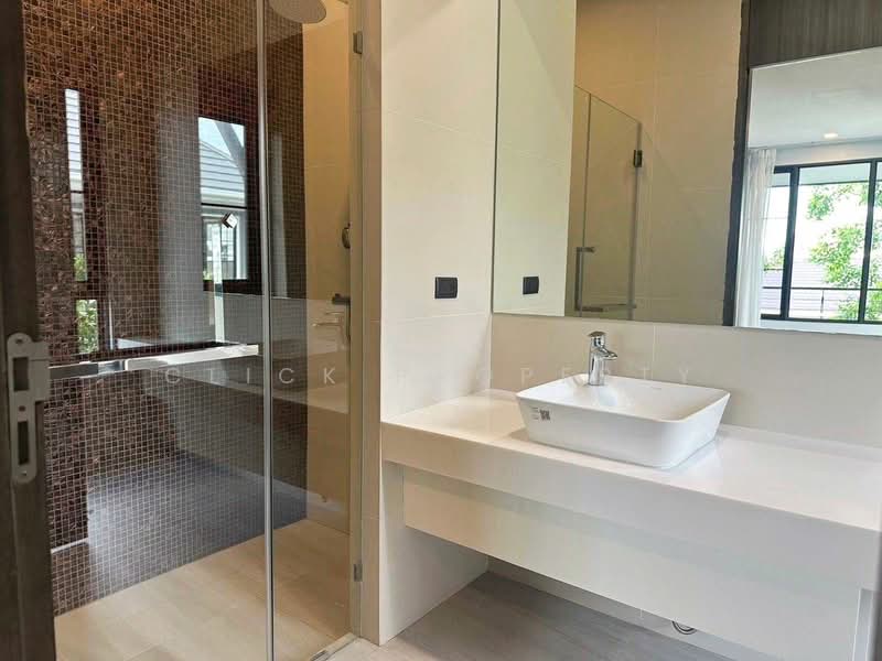 Luxury house with swimming pool, Sukhumvit 71/26, Bangkok, สุขุมวิท 71, Khlong Tan Nua, Watthana, Bangkok, 5 Bedrooms, 700 sqm, Single Detached House For Sale, by Click property, 500410948 - DDproperty.com