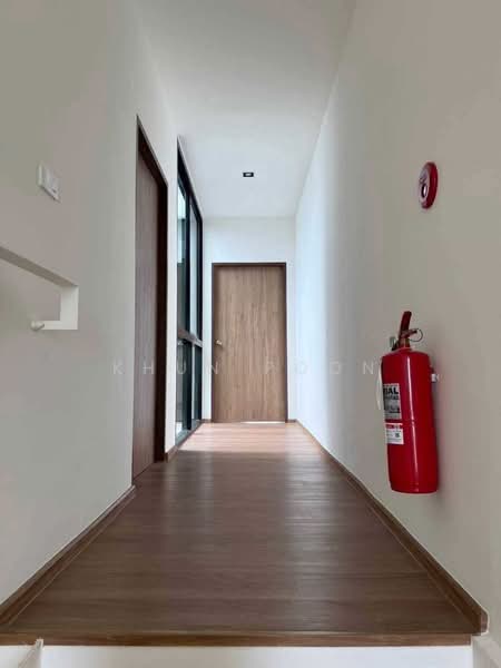 For Sale / Rent: Luxury Home Office on the Main Road, Phraeksa (SPSSR294), Samut Prakan, สุขุมวิท, Tai Ban Mai, Muang Samut Prakarn, Samut Prakan, 4 Bedrooms, 296 sqm, Townhouse For Sale, by Khun Poon, 500411064 - DDproperty.com
