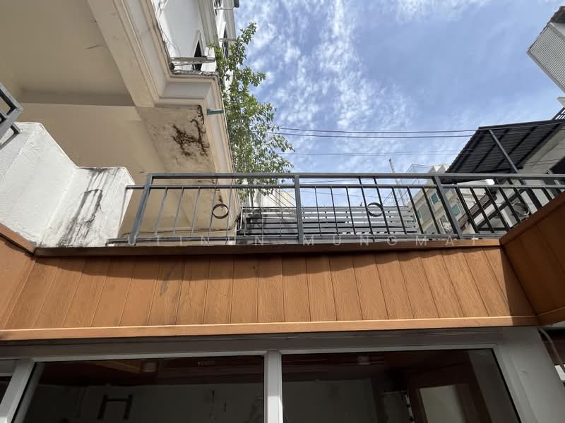 For Rent: Shop House in Phrom Phong BTS Walk Distance Ideal for Cafe, Restaurant, Clinic, Bangkok, Khlong Tan Nua, Watthana, Bangkok, , 250 sqm, Retail Space For Rent, by Chutinun Mungmai, 500411072 - DDproperty.com
