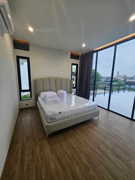 For Sale / Rent: Spacious 3-Storey Pool Villa Near BTS Bang Chak (SPSSR296), Bangkok, สุขุมวิท, Bang Chak, Phra Khanong, Bangkok, 5 Bedrooms, 700 sqm, Villa For Rent, by Khun Poon, 500411144 - DDproperty.com