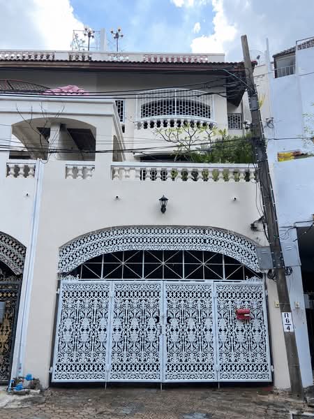For Rent: 4-Storey Townhome with 6 Bedrooms in Ekkamai – Suitable for Airbnb (SPSSR298), Bangkok, สุขุมวิท63, Phra Kanong Nua, Watthana, Bangkok, 6 Bedrooms, 450 sqm, Townhouse For Rent, by Khun Poon, 500411313 - DDproperty.com