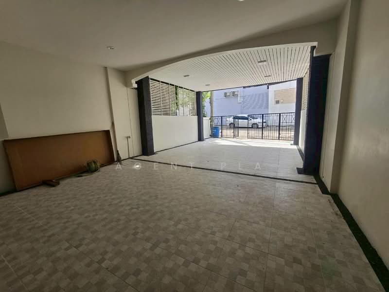Baan Klang Muang British Town Srinakarin, Samut Prakan, Soi Baan Klang Muang British Town Srinakarin, Bang Kaeo, Bang Plee, Samut Prakan, 3 Bedrooms, 230 sqm, Townhouse For Rent, by Agent Pla, 500411318 - DDproperty.com
