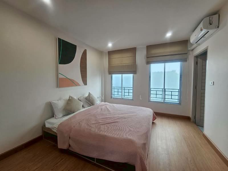 Baan Klang Muang British Town Srinakarin, Samut Prakan, Soi Baan Klang Muang British Town Srinakarin, Bang Kaeo, Bang Plee, Samut Prakan, 3 Bedrooms, 230 sqm, Townhouse For Rent, by Agent Pla, 500411318 - DDproperty.com
