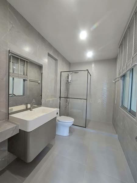 Baan Klang Muang British Town Srinakarin, Samut Prakan, Soi Baan Klang Muang British Town Srinakarin, Bang Kaeo, Bang Plee, Samut Prakan, 3 Bedrooms, 230 sqm, Townhouse For Rent, by Agent Pla, 500411318 - DDproperty.com