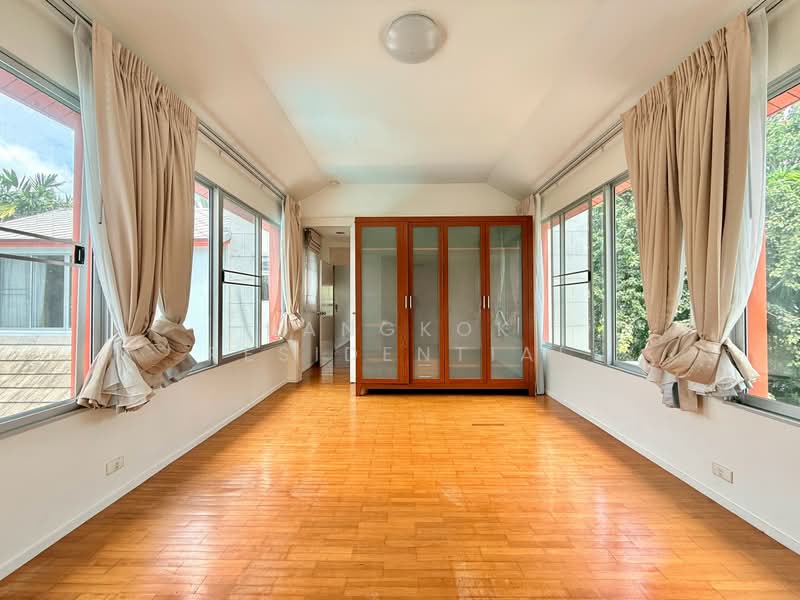 Single House in Compound, Bangkok, Soi Soonvijai, Bang Kapi, Huai Khwang, Bangkok, 4 Bedrooms, 500 sqm, Single Detached House For Rent, by Bangkok Residential, 500411404 - DDproperty.com