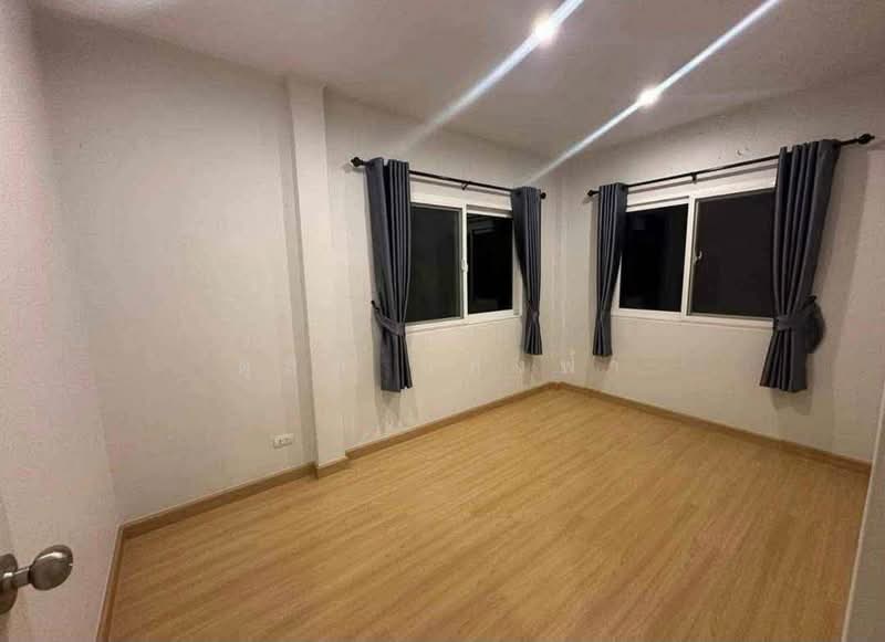 ให้เช่าบ้านแฝด ม.ทริโอทาวน์ ใกล้ เจปาร์ค ศรีราชา, Chon Buri (Pattaya), Surasak, Si Racha, Chon Buri (Pattaya), 3 Bedrooms, 120 sqm, Semi-Detached House (Twin House) For Rent, by Dusit Saengfa, 500411687 - DDproperty.com