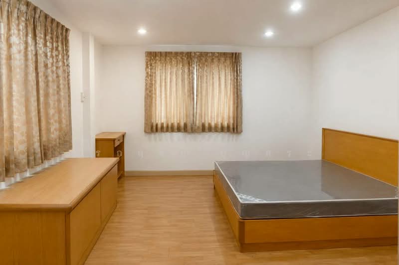 Bann Imumporn Pinklao-Thawee Watthana, Bangkok, Soi Moobann Imumporn, Sala Thammasop, Thawi Watthana, Bangkok, 4 Bedrooms, 160 sqm, Semi-Detached House (Twin House) For Sale, by กรกฤตย์ บุญสระ, 500411703 - DDproperty.com