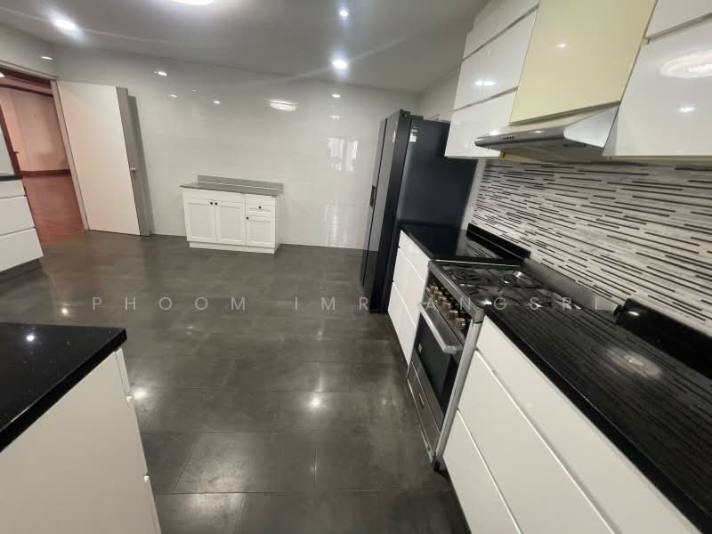 Oriental Towers, Bangkok, 25 Soi Ekkamai 12, Ekkamai Road, Khlong Tan Nua, Watthana, Bangkok, 3 Bedrooms, 315 sqm, Condo For Rent, by Phoom Imruangsri, 500411928 - DDproperty.com