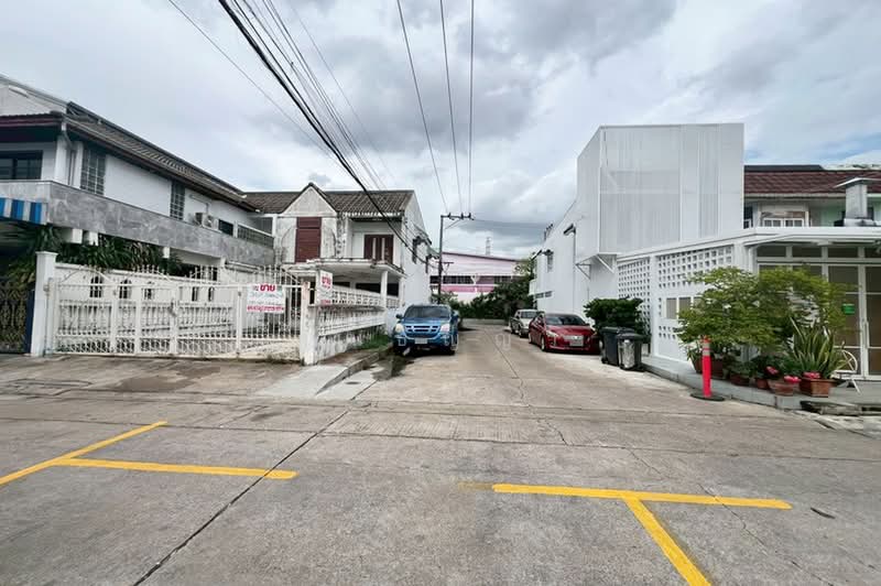 หมู่บ้านอยู่เจริญ, Bangkok, ถนนสุทธิสารวินิจฉัย, Samsen Nok, Huai Khwang, Bangkok, 4 Bedrooms, 155 sqm, Townhouse For Sale, by คุณธัญญ่า, 500412115 - DDproperty.com