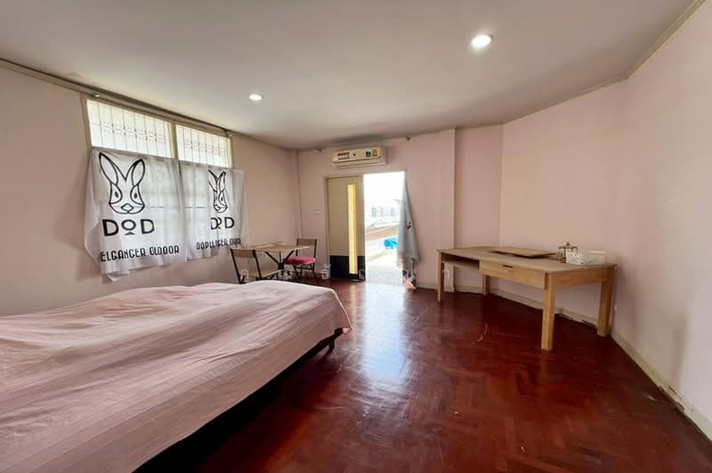 หมู่บ้านอยู่เจริญ, Bangkok, ถนนสุทธิสารวินิจฉัย, Samsen Nok, Huai Khwang, Bangkok, 4 Bedrooms, 155 sqm, Townhouse For Sale, by คุณธัญญ่า, 500412115 - DDproperty.com