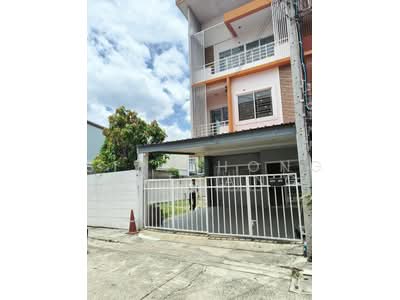 ขาย - บ้านรัชธานี 10 ซอยคู้บอน 27 เขตบางเขน ทาวน์เฮ้าส์ 3 ชั้น แปลงมุม ติดสวน 49 ตารางวา 3 นอน 4 น้ำ, กรุงเทพ