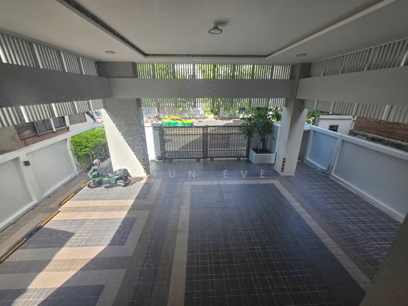 Office Building for Rent on Surawong RD Si Phraya with elevator Parking for 10 Cars (SPSEVE2085 ), Bangkok, มหาเศรษฐ์, Si Phraya, Bang Rak, Bangkok, , 1,200 sqm, Office Space For Rent, by Khun Eve, 500412747 - DDproperty.com