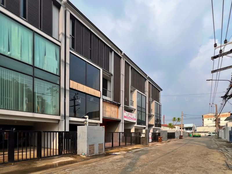 The Front Ladprao-Ratchada, Bangkok, Lat Phrao 64 Yaek 4 Rd, Wang Thonglang, Bangkok, 4 Bedrooms, 360 sqm, Townhouse For Sale, by คุณวิญญุดา เหล่าสันน์, 500413202 - DDproperty.com