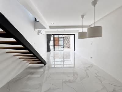 ขาย - ขายทาวน์โฮม 2 ชั้น รีโนเวทใหม่พร้อมอยู่ใจกลางเมือง ถ.เสนานิคม, กรุงเทพ